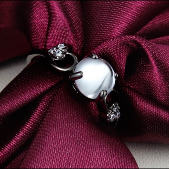 Black Gold Clear Round Stone Twisted Heart Ring - Picture 5 of 9